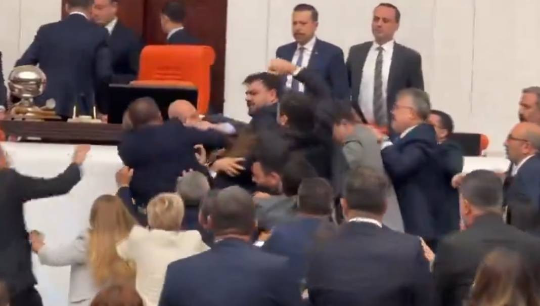 Alpay Özalan'ın Ahmet Şık'a saldırıp kaçmasının yakın görüntüleri ortaya çıktı - Resim: 14